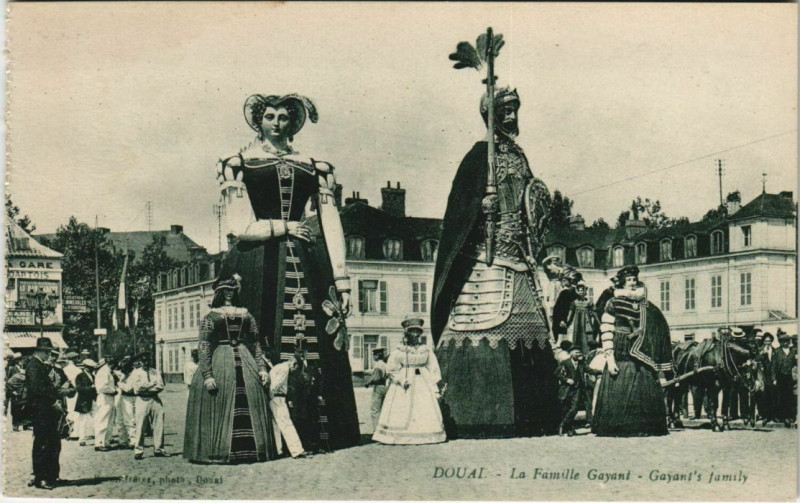 Carte postale ancienne Douai - La Famille Gayant à Douai