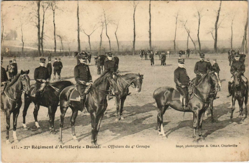 Carte postale ancienne Douai - Officiers du 4 Groupe à Douai