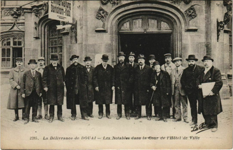Carte postale ancienne Douai - Les Notables dans la Cour à Douai