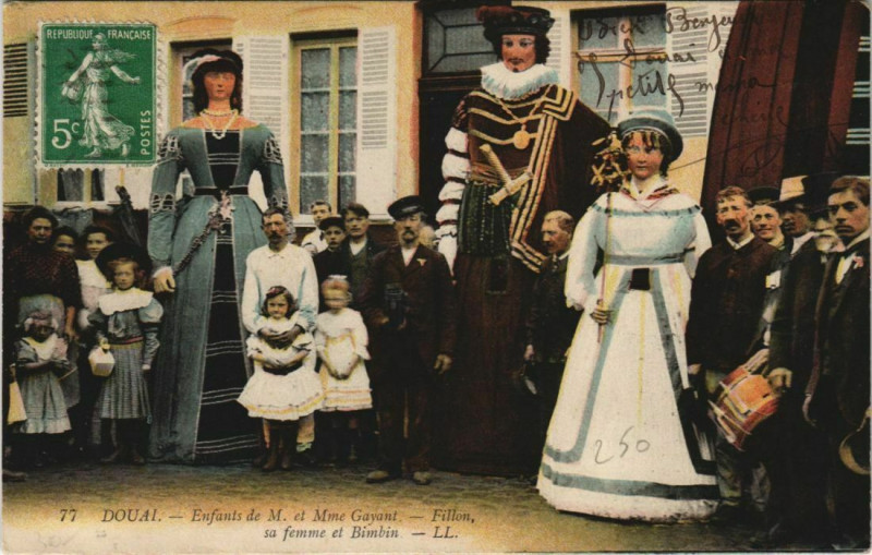 Carte postale ancienne Douai - Enfants de Famille Gayant à Douai