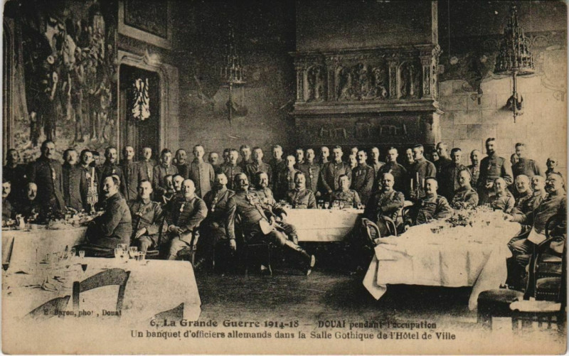 Carte postale ancienne Douai - Un banquet d'officiers à Douai