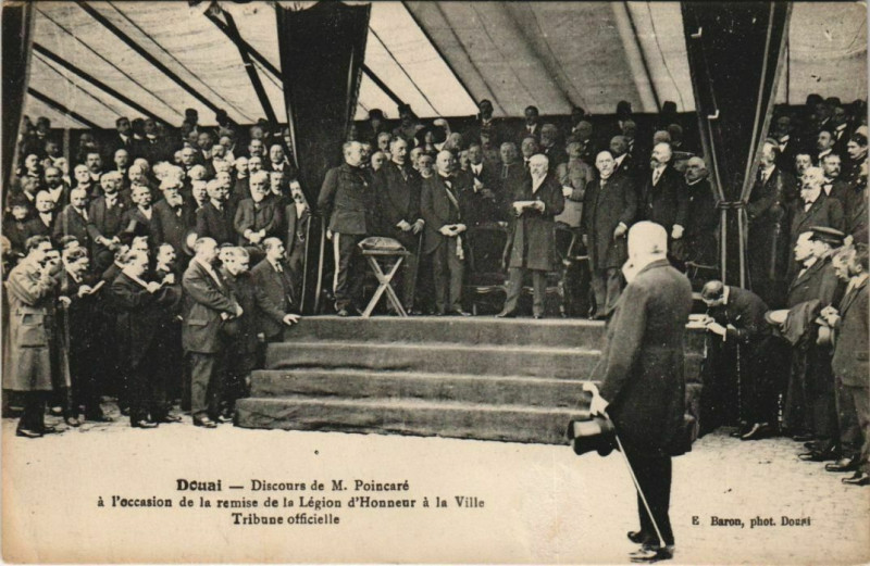 Carte postale ancienne Douai - Discours de M. Poincare à Douai