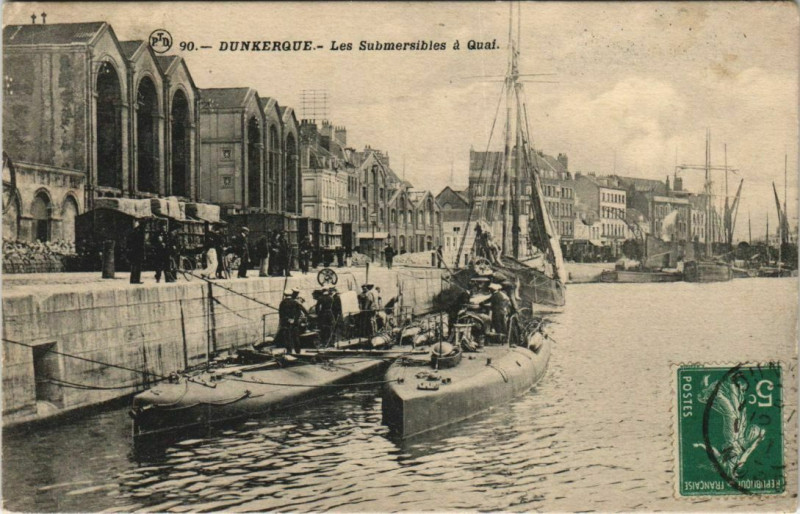 Carte postale ancienne Dunkerque - Les Submersibles a Quai à Dunkerque