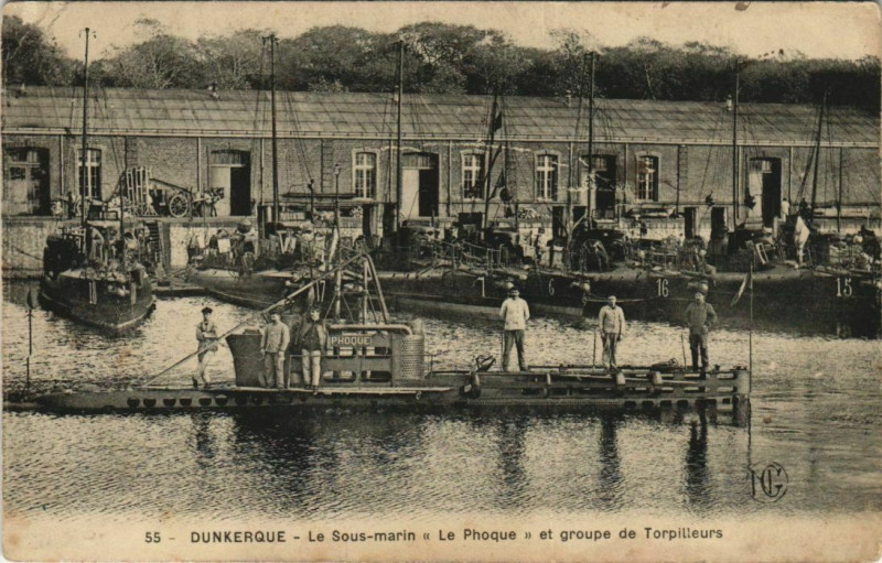 Carte postale ancienne Dunkerque - Le Sous Marin et grope de Torpilleurs à Dunkerque