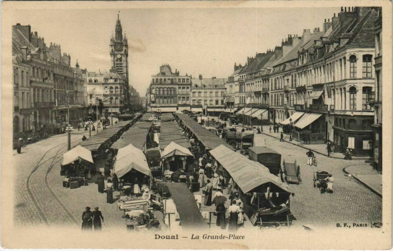 Carte postale ancienne Douai - La Grande Place à Douai