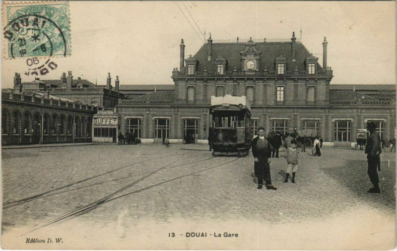 Carte postale ancienne Douai - La Gare à Douai