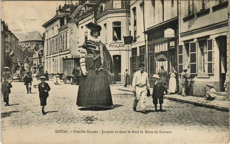 Carte postale ancienne Douai - Famille Gayant à Douai