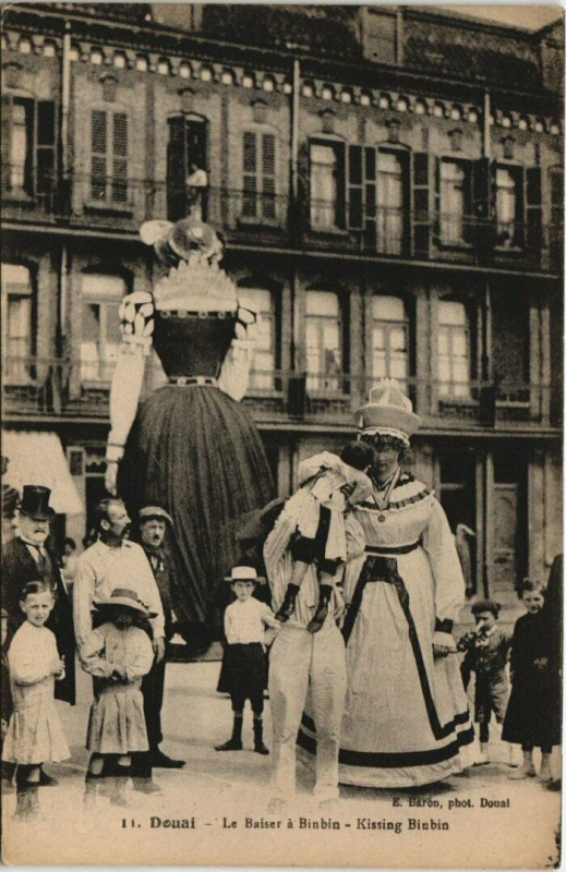 Carte postale ancienne Douai - Le Baiser a binbin à Douai