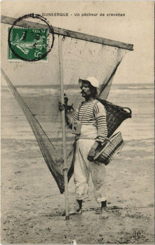 Carte postale ancienne Dunkerque - Un pecheur de crevettes à Dunkerque