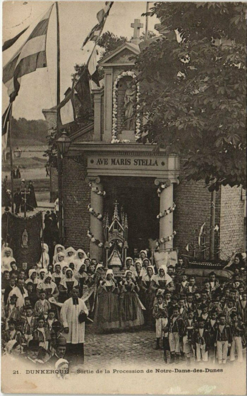 Carte postale ancienne Dunkerque - Sortie de la Procession à Dunkerque