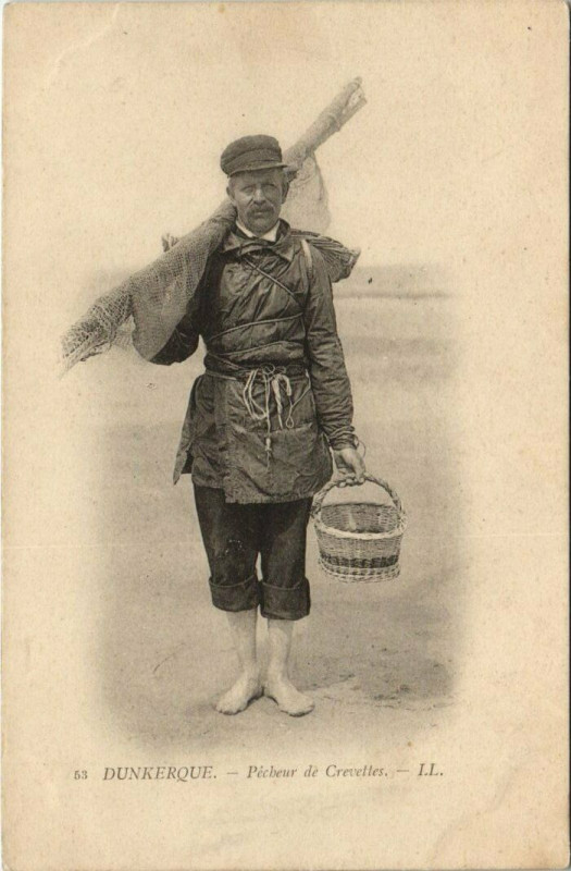 Carte postale ancienne Dunkerque - Pecheur de Crevettes à Dunkerque