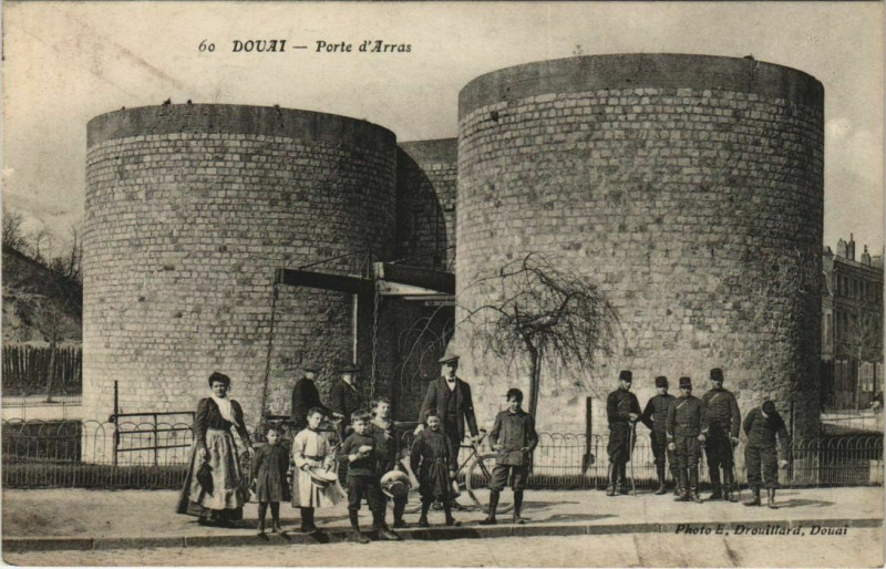 Carte postale ancienne Douai - Porte d'Arras à Douai