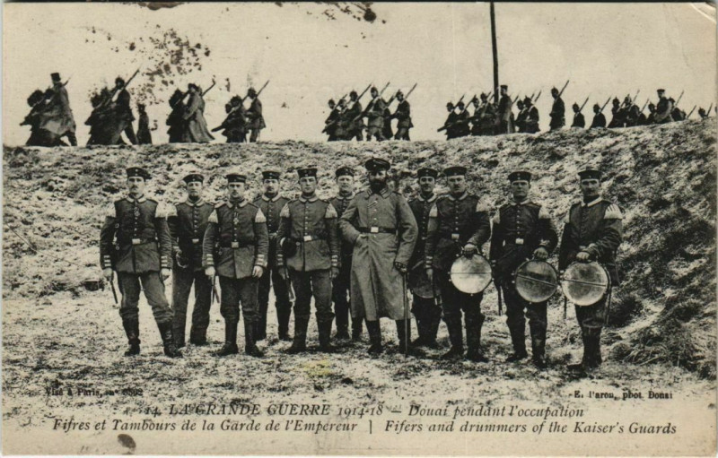 Carte postale ancienne Douai - Fifres et Tambours à Douai