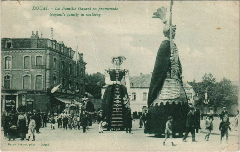 Carte postale ancienne Douai - La Famille Gayant à Douai