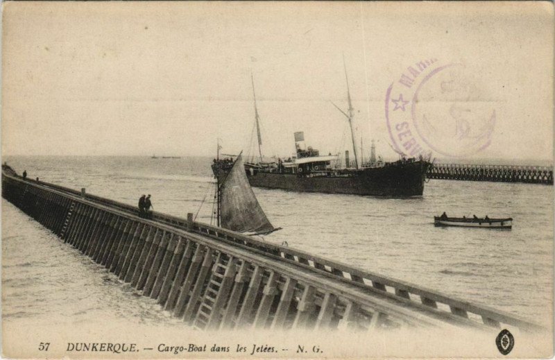 Carte postale ancienne Dunkerque - Cargo Boat dans les Jetées à Dunkerque