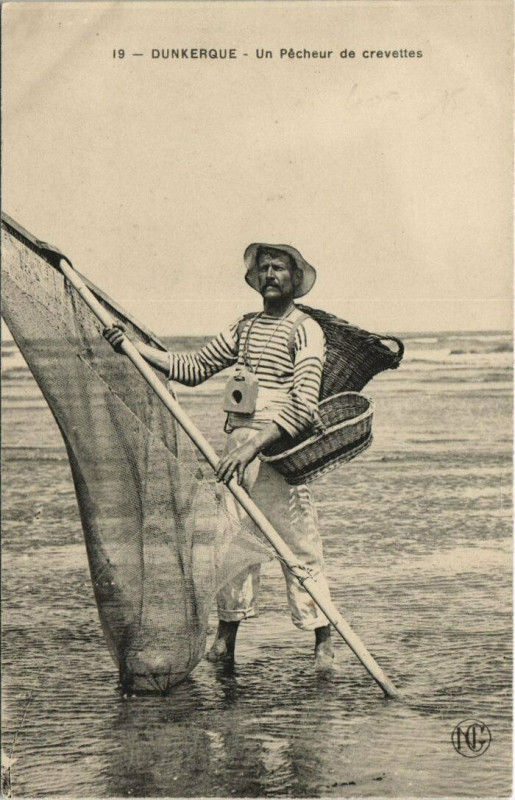 Carte postale ancienne Dunkerque - Un pecheur de crevettes à Dunkerque