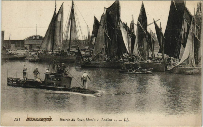 Carte postale ancienne Dunkerque - Entrée du Sous-Marin à Dunkerque