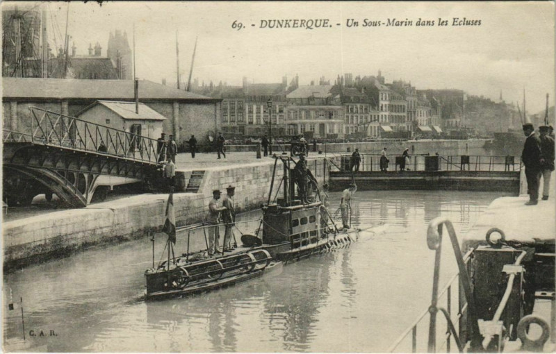 Carte postale ancienne Dunkerque - Un Sous Marin dans les Ecluses à Dunkerque