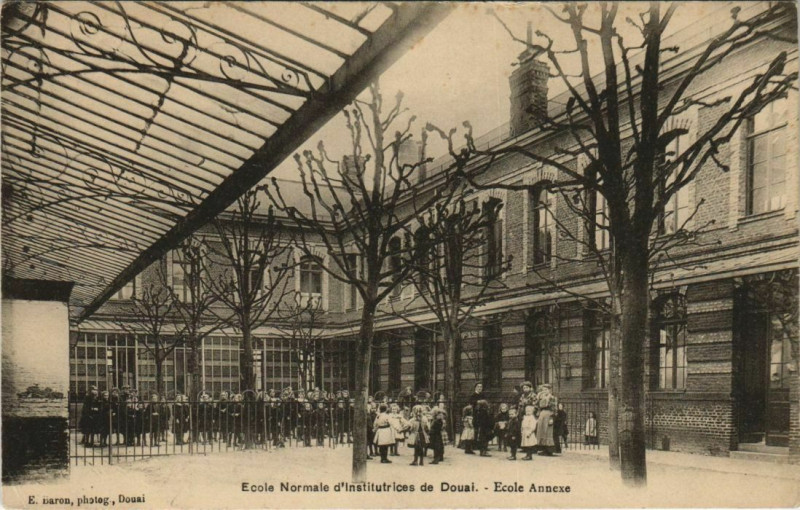 Carte postale ancienne Ecole Normale d'institutrices de Douai à Douai