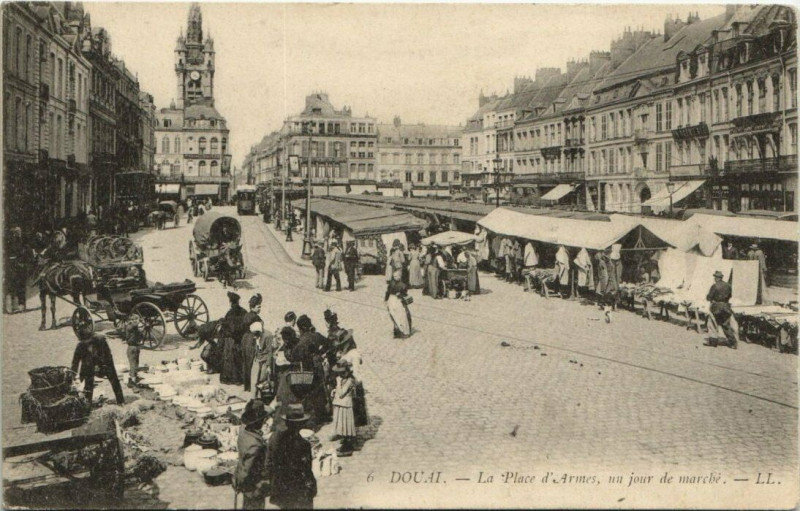 Carte postale ancienne Douai - La Place d'Armes à Douai