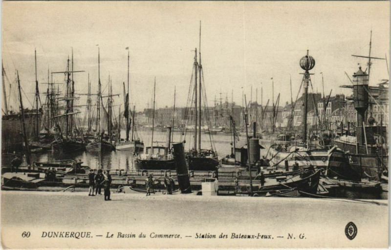 Carte postale ancienne Dunkerque - Le Bassin du Commerce à Dunkerque