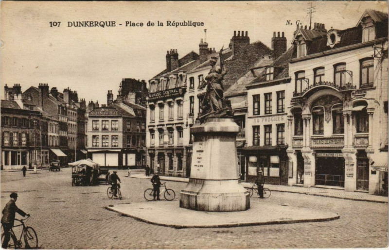 Carte postale ancienne Dunkerque - Place de la Republique à Dunkerque