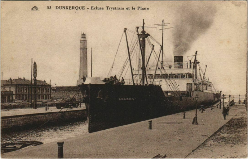 Carte postale ancienne Dunkerque - Ecluse Trystram et le Phare à Dunkerque