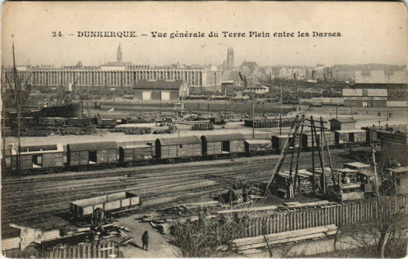 Carte postale ancienne Dunkerque - Vue genrale du terre Plein à Dunkerque