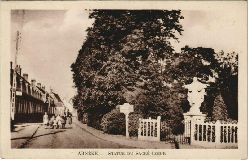 Carte postale ancienne Arnake - Statue du Sacre-Coeur