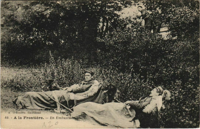 Carte postale ancienne A La Frontiere - En Embuscade