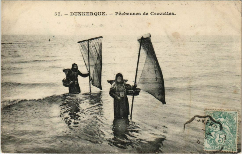 Carte postale ancienne Dunkerque - Pechesuses de Crevettes à Dunkerque