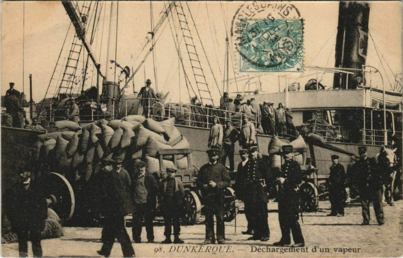 Carte postale ancienne Dunkerque - Dechargement d'un vapeur à Dunkerque