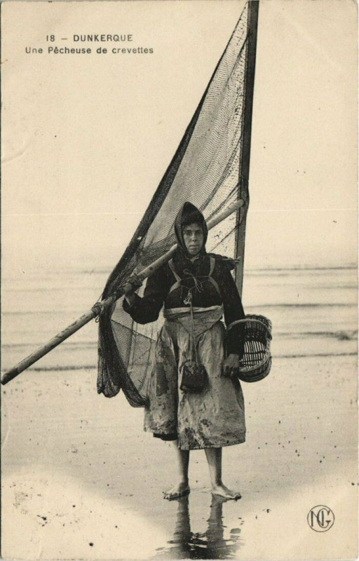 Carte postale ancienne Dunkerque - Une Pecheusede crevettes à Dunkerque