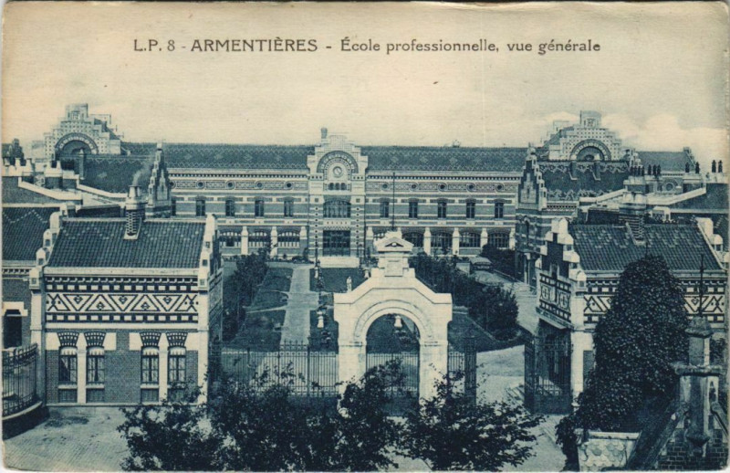 Carte postale ancienne Armentieres - Ecole Prof. à Armentières