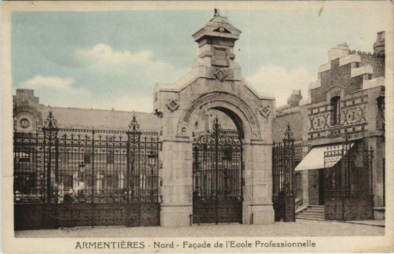 Carte postale ancienne Armentieres - Facade de l'Ecole Prof. à Armentières
