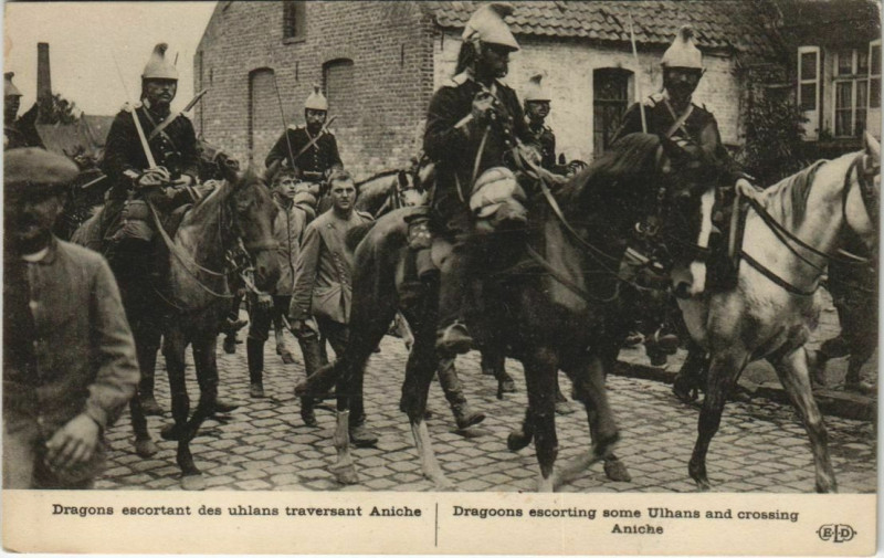 Carte postale ancienne Dragon escortant des uhlans traversant Aniche à Aniche