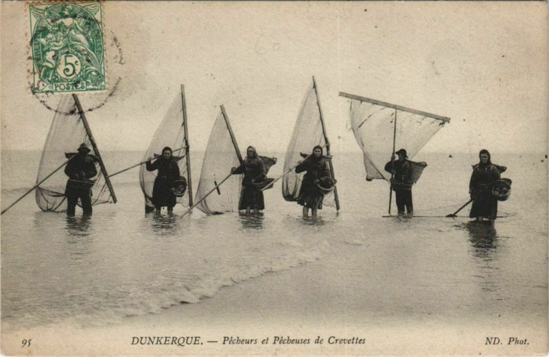 Carte postale ancienne Dunkerque - Pecheurs et Pecheuses de Crevettes à Dunkerque