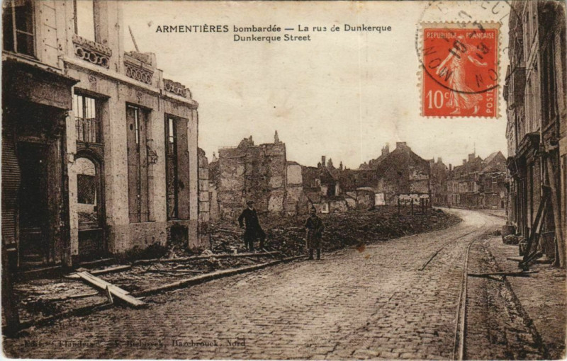 Carte postale ancienne Armentieres bombardée - La rue de Dunkerque à Armentières