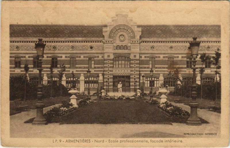 Carte postale ancienne Armentieres - Ecole Prof. à Armentières