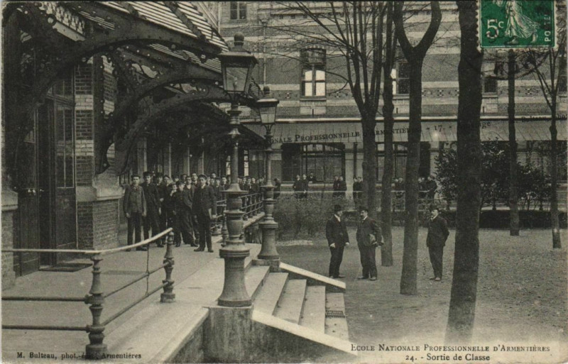 Carte postale ancienne Ecole Nationale Prof. d'Armentieres - Sortie de Classe