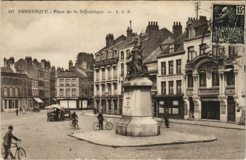 Carte postale ancienne Dunkerque - Place de la Republique à Dunkerque