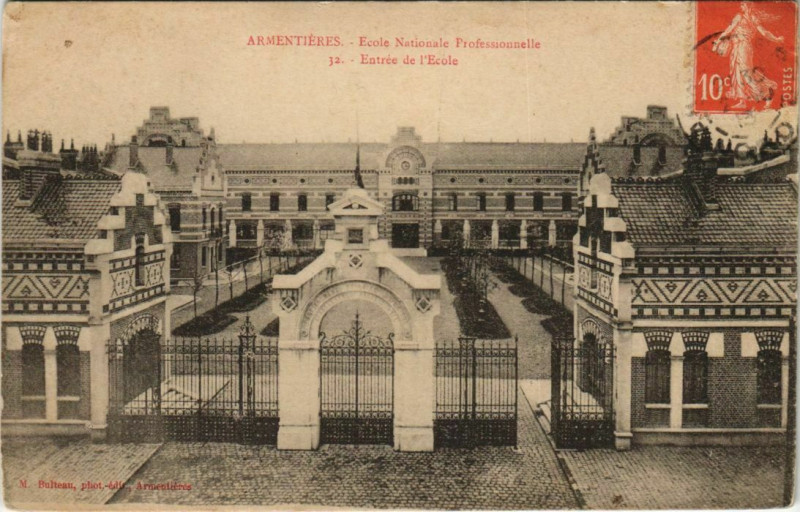 Carte postale ancienne Armentieres - Entrée de l'Ecole à Armentières