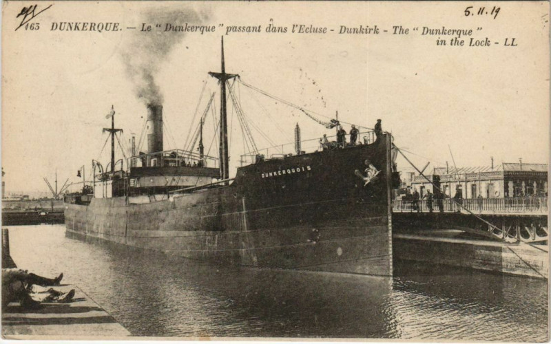Carte postale ancienne Dunkerque - Le Dunkerque passant dans l'Ecluse à Dunkerque
