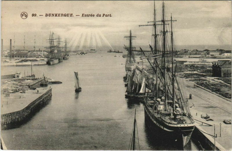 Carte postale ancienne Dunkerque - Entrée du Port à Dunkerque