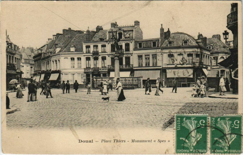 Carte postale ancienne Douai - Place Thiers à Douai