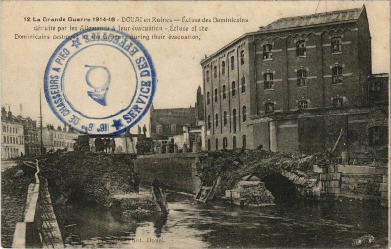 Carte postale ancienne Douai en Ruines - Ecluse des Dominicains à Douai