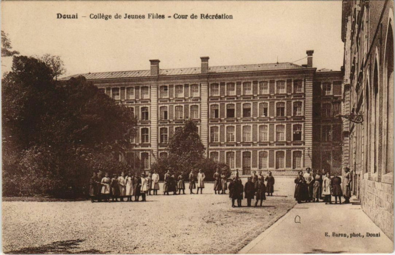 Carte postale ancienne Douai - College de Jeunes Filles à Douai