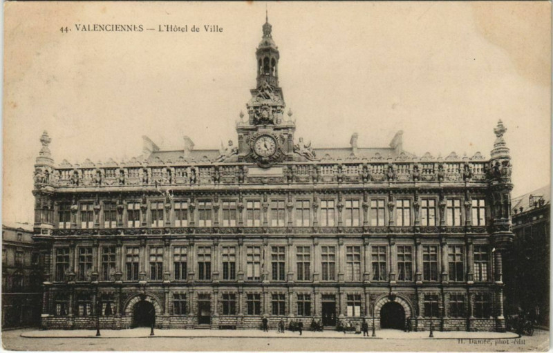 Carte postale ancienne Valenciennes - L'Hotel de Ville à Valenciennes