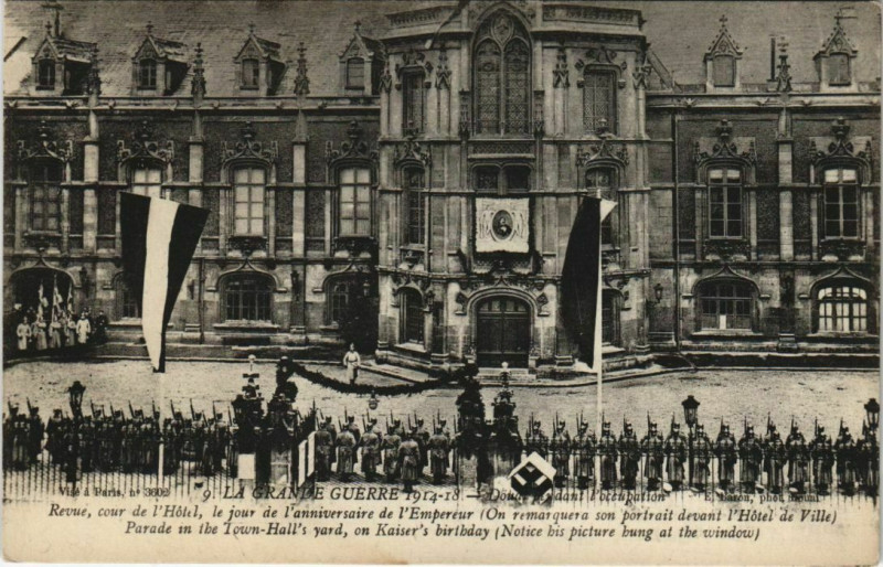 Carte postale ancienne La Grande Guerre - Revue cour de l'Hotel à Erre