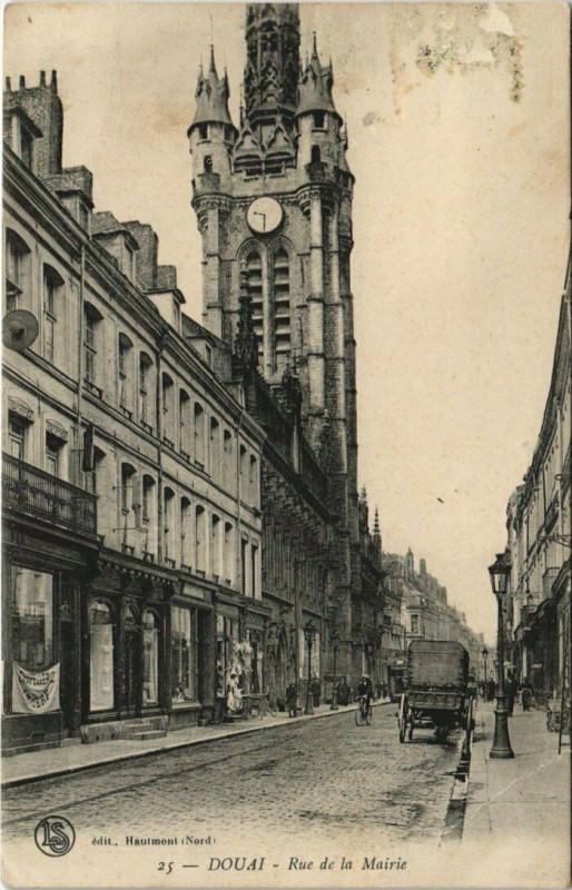 Carte postale ancienne Douai - Rue de la Mairie à Douai